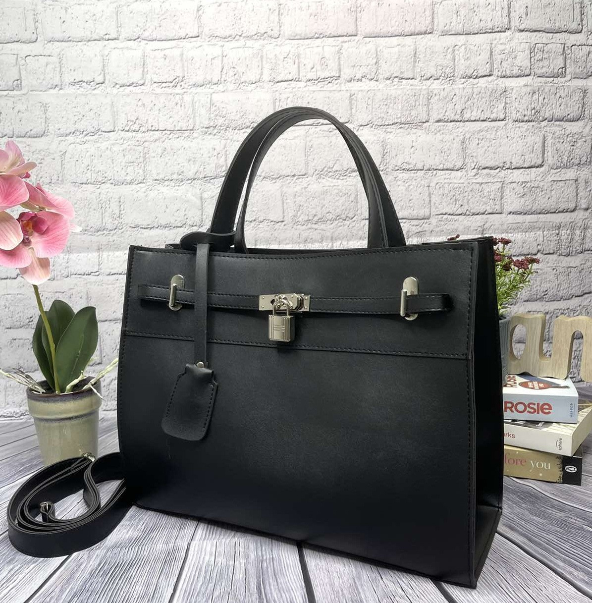 Жіноча велика сумка з замочком чорна екошкіра, сумочка на плече з декоративним замком, фото 1