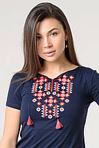 Яскрава жіноча вишита футболка з червоною геометричною вишивкою у темно-синьому кольорі «Зор'яне Сяйво», фото 2
