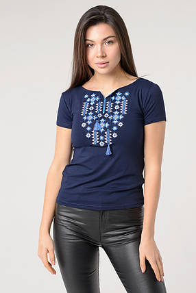 Патріотична жіноча футболка з геометричною вишивкою у темно-синьому кольорі «Зор'яне Сяйво», фото 2