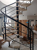Лестница винтовая с черными вставками и черными перилами