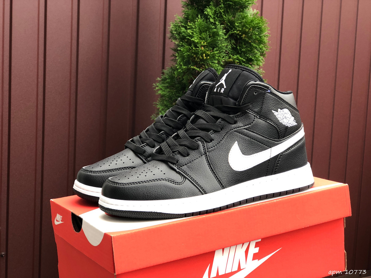 Чоловічі кросівки Nike Air Jordan білі з чорним \ червоні 42