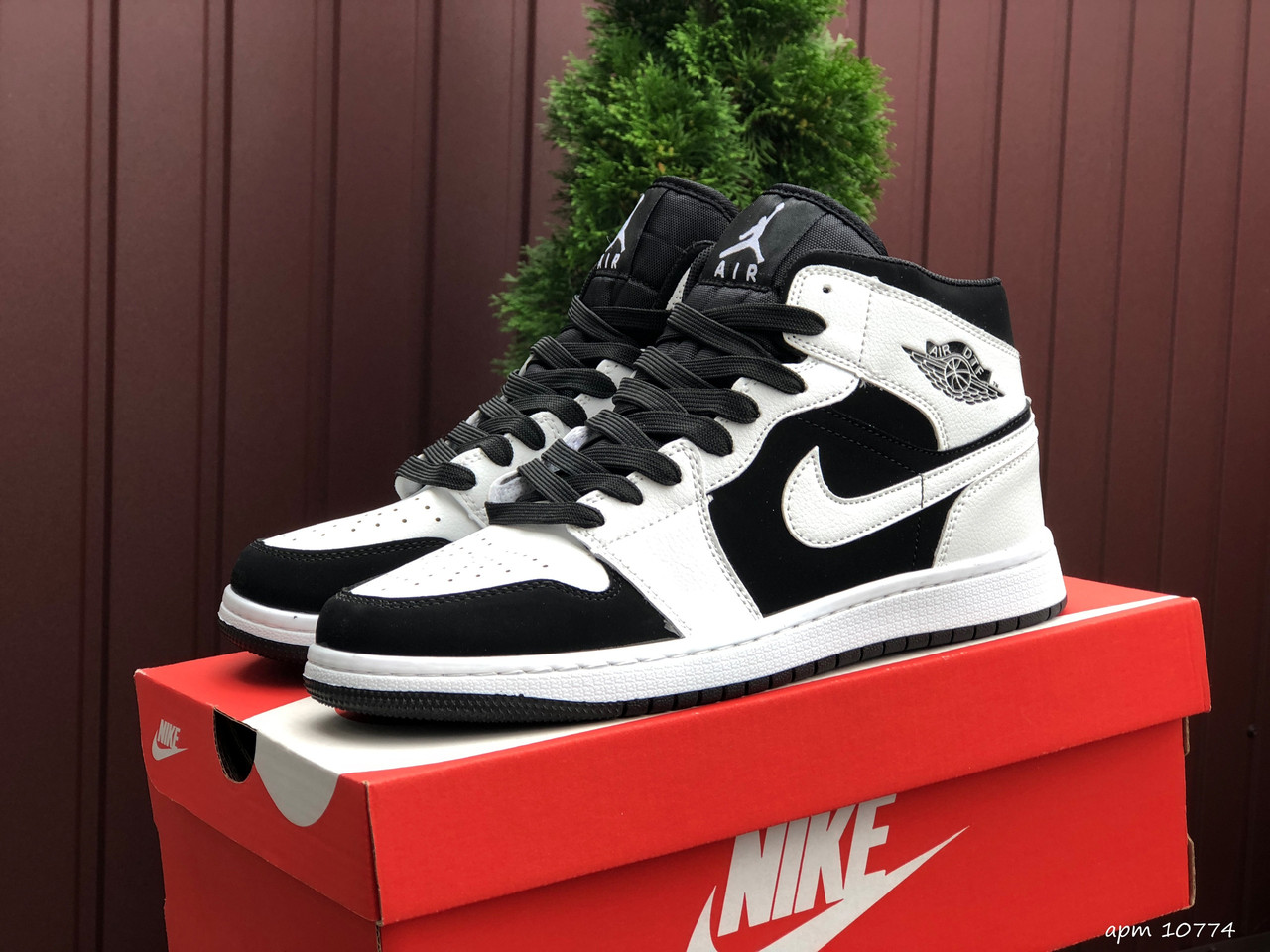 Чоловічі кросівки Nike Air Jordan білі з чорним \ червоні