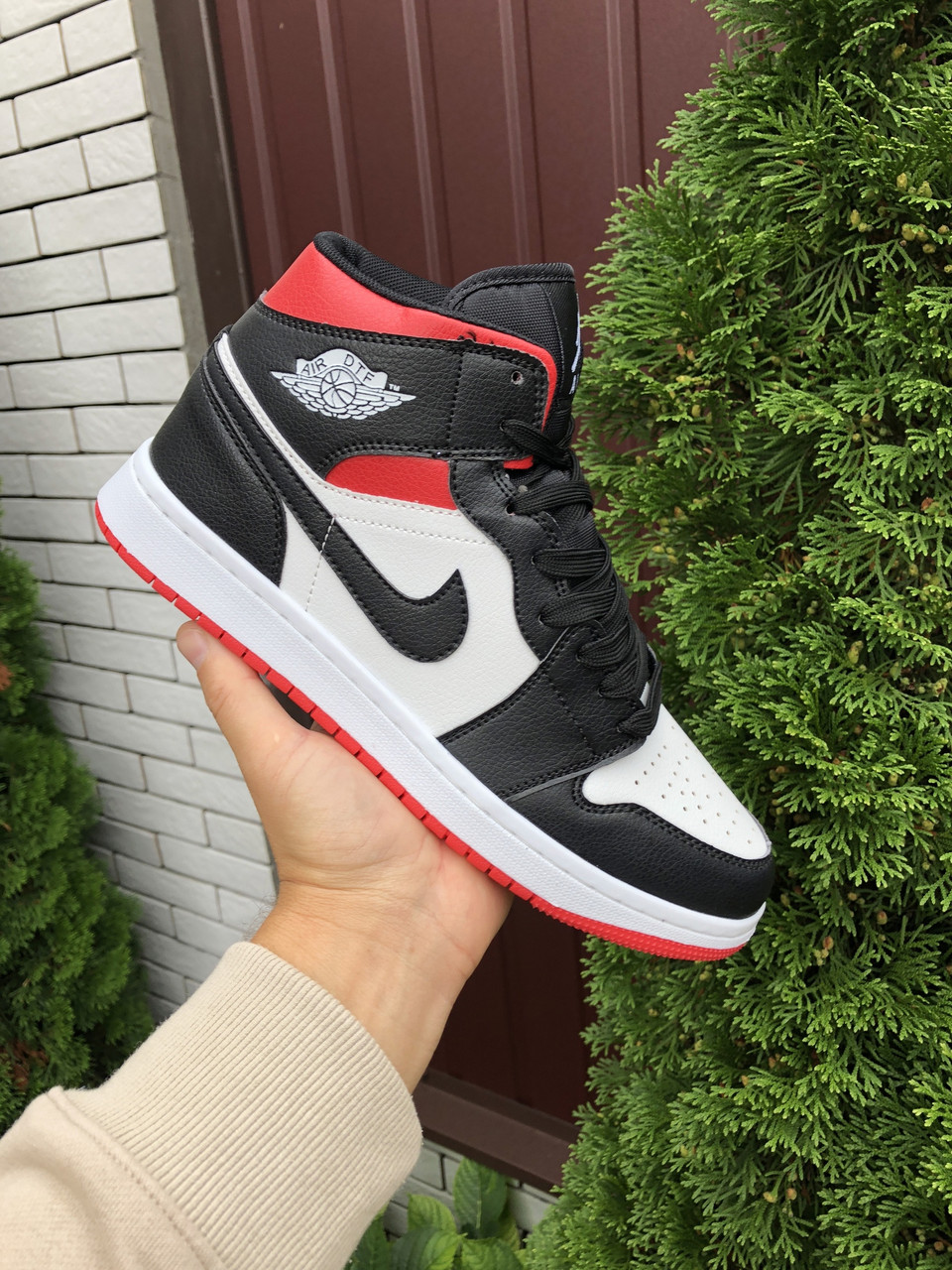 Чоловічі кросівки Nike Air Jordan чорні з білим \ червоні 42