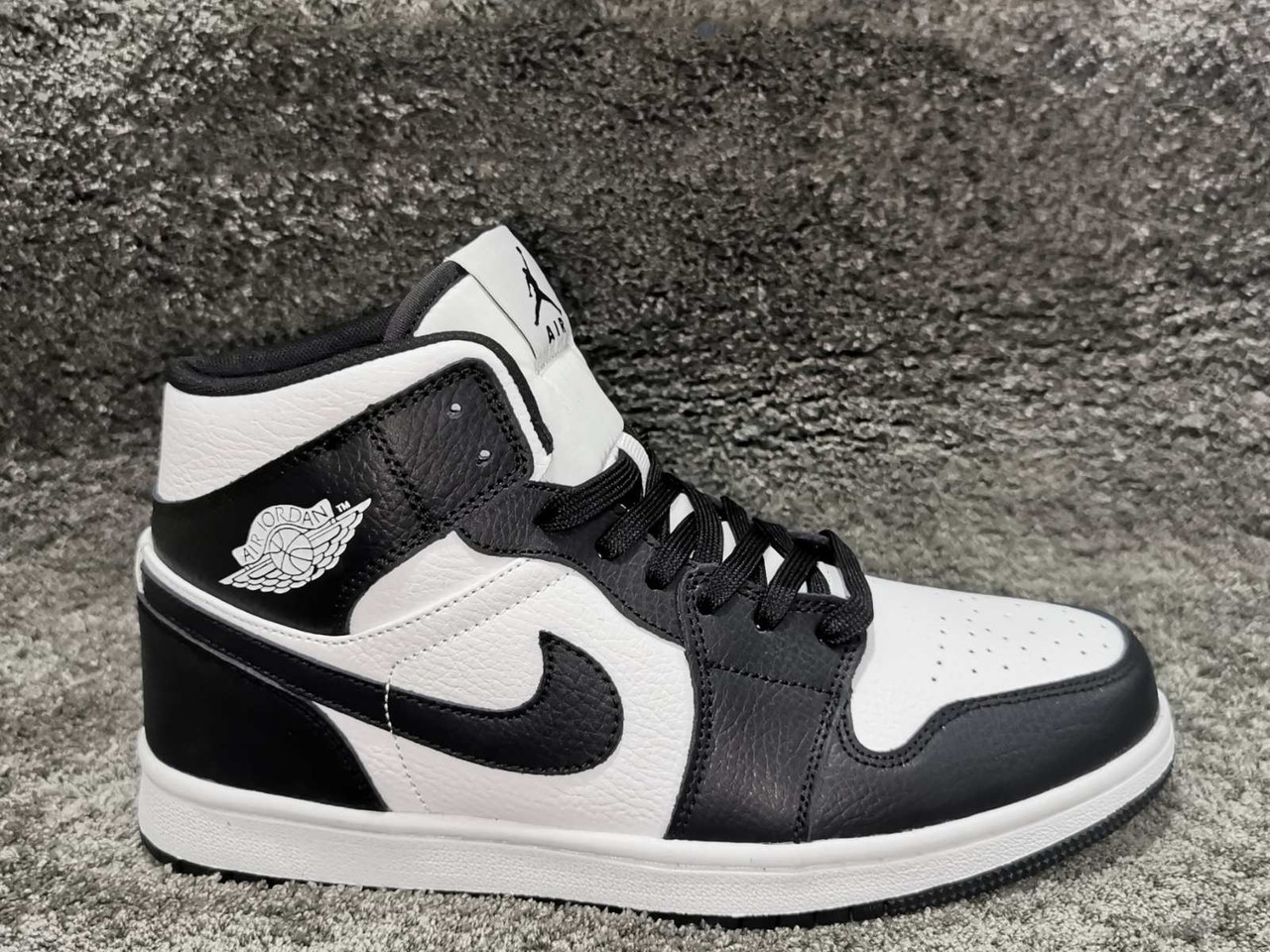 Кросівки чоловічі Nike Air Jordan чорні з білим 43