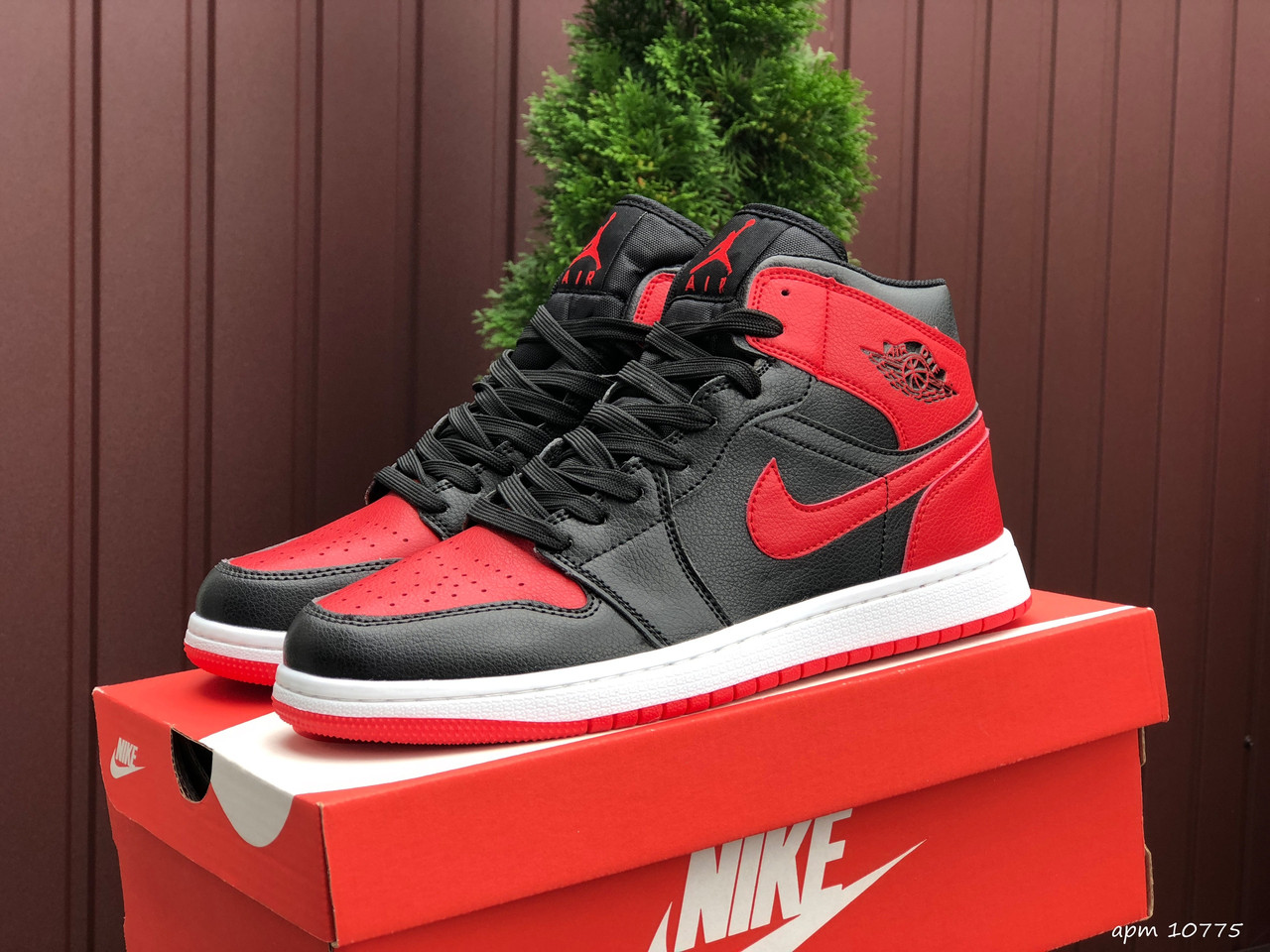 Чоловічі кросівки Nike Air Jordan чорні з червоним 42