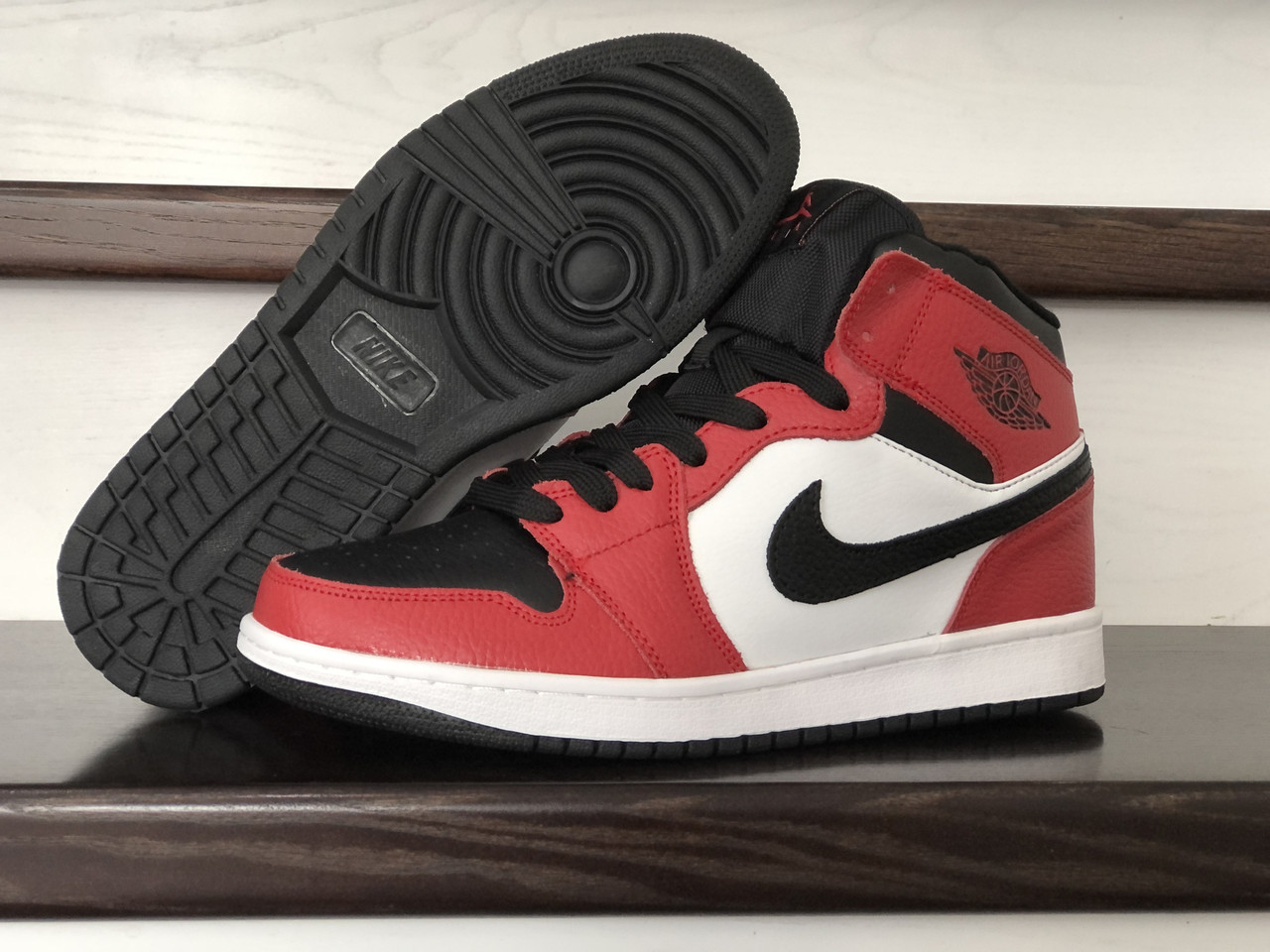 Чоловічі кросівки Nike Air Jordan червоні з білим\чорні 42