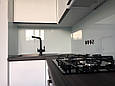 Однотонний кухонний фартух світло-сірого кольору зі скла, фото 2