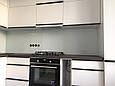 Однотонний кухонний фартух світло-сірого кольору зі скла, фото 3