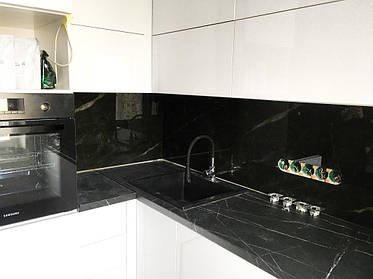 Установка стеклянного фартука Черный мрамор 1