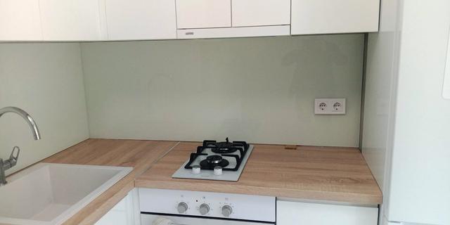 обшивка-стен-панелями-из-одноцветного-стекла-скинали obshivka-sten-panelyami-iz-odnotsvetnogo-stekla-skinali