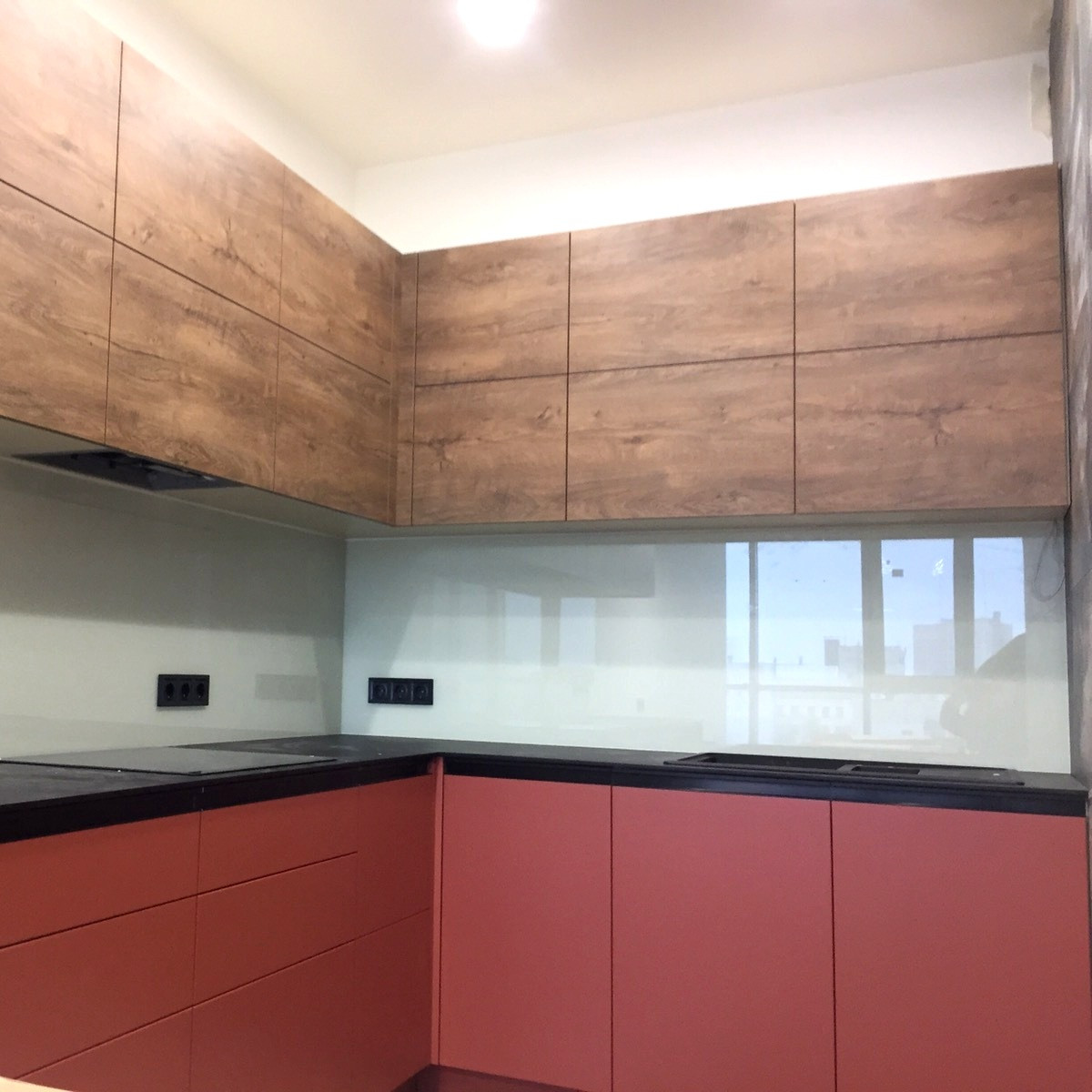 Облицювання склом стін на робочій зоні кухні Білий Лакобель, фото 1