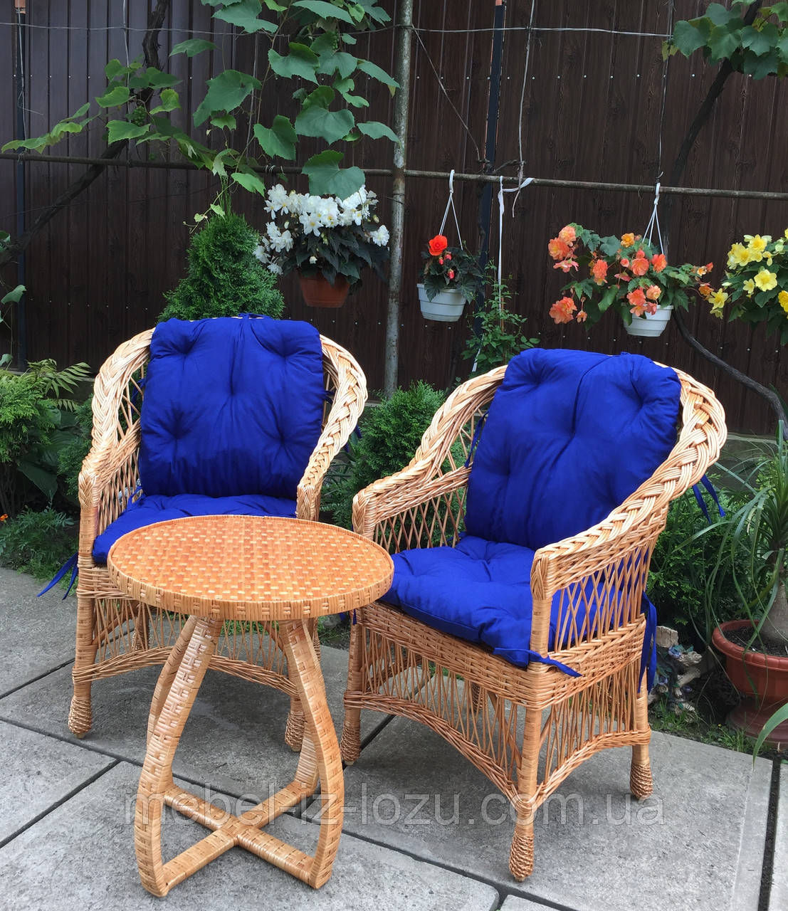 2 кресла "Обычные" с синими подушками + столик с изогнутыми ножками ...