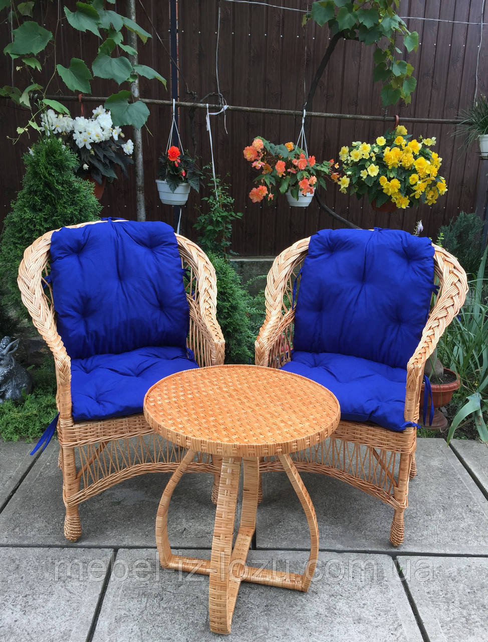 2 кресла "Обычные" с синими подушками + столик с изогнутыми ножками ...