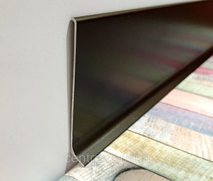 Стильний чорний алюмінієвий плентус