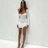Обтисле мініплаття з довгим рукавом і фігурним вирізом Трикотажне жіноче плаття в рубчик, р. M (білий), фото 3