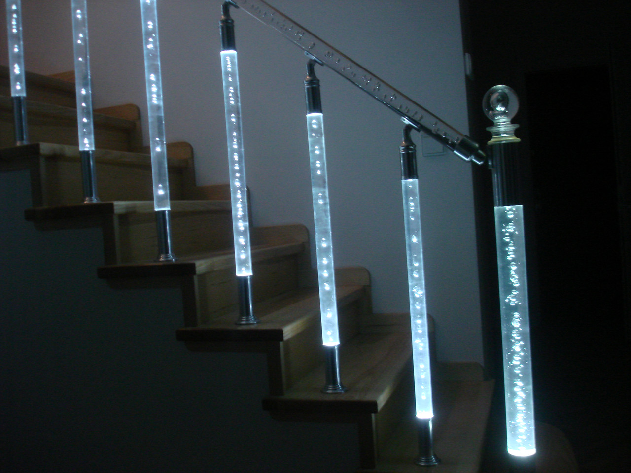 Акриловые перила PleksiGlass серебро с акриловым поручнем на деревянной лестнице - фото 3 - id-p1592909887