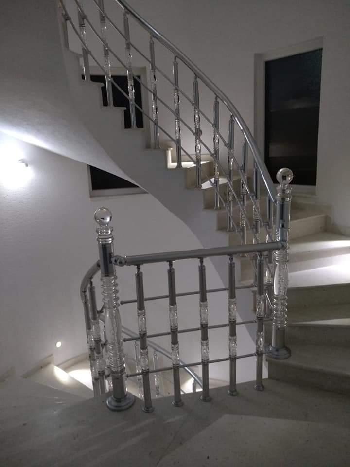 Перила акриловые PleksiGlass серебро с леерами на винтовой лестнице - фото 2 - id-p1592981383