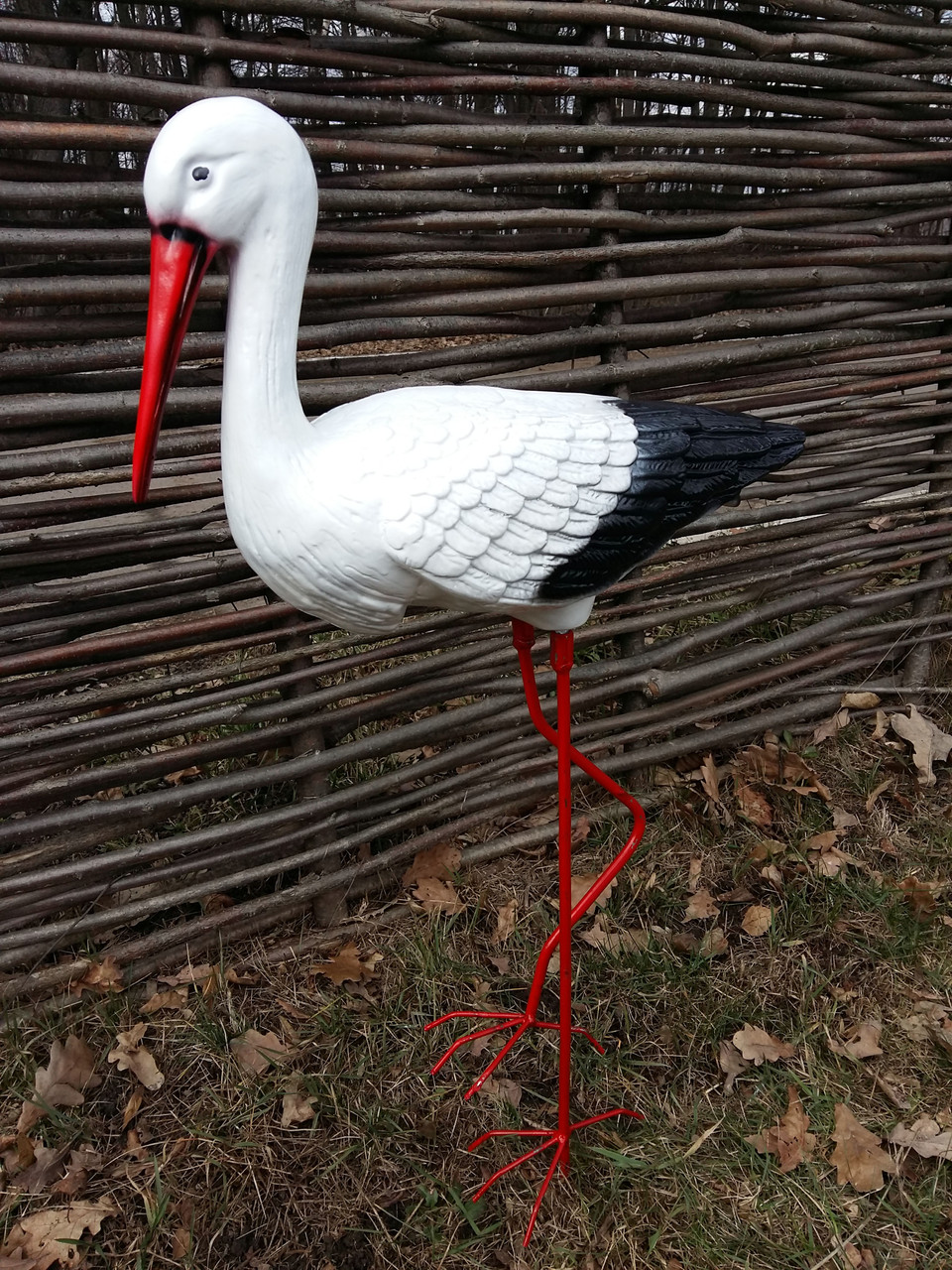 Лелека середня на металевих ногах