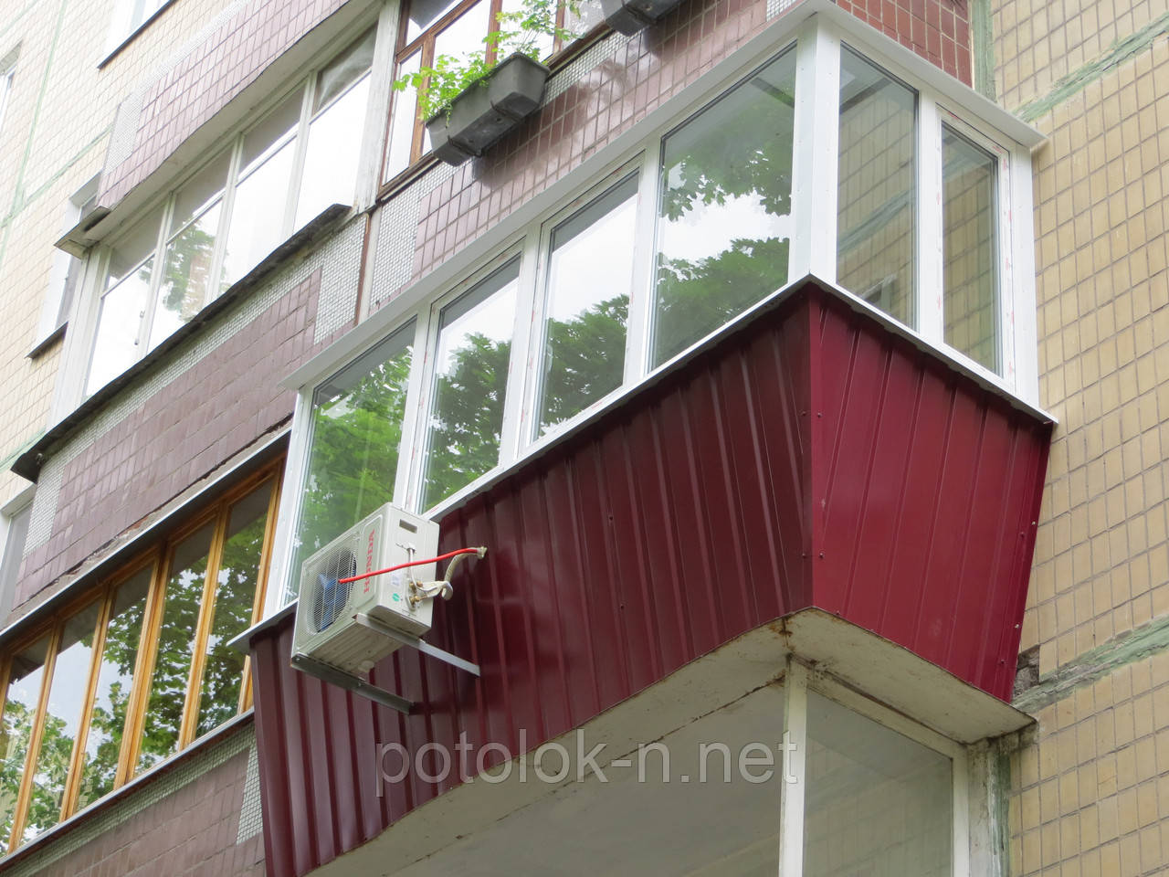 Облицювання балкона профнастилом