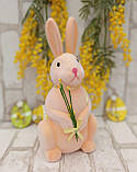 Великодній кролик з вербовими гілочками для прикраси стола на свято h 30 см, фото 4
