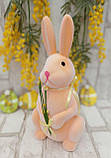 Великодній кролик з вербовими гілочками для прикраси стола на свято h 30 см, фото 5