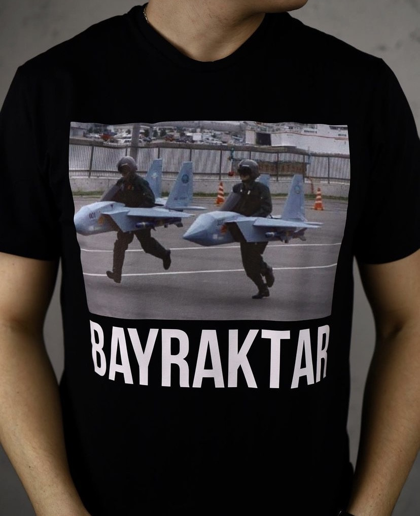 Футболка креативна "Bayraktar в літаку"