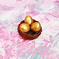 Пасхальные яйца с глазури в гнезде Золото