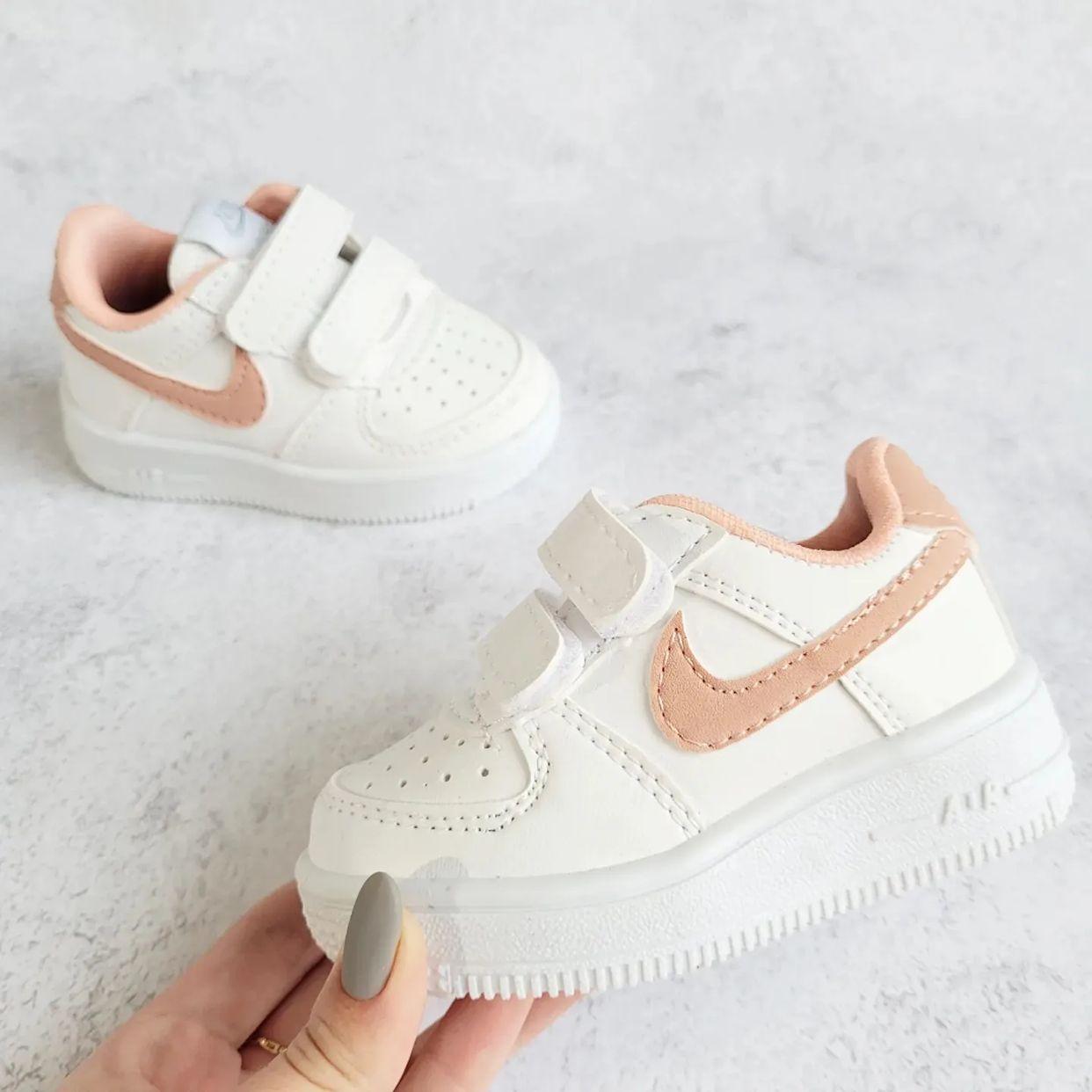 Кросівки для дівчини Nike білі на ліпучці р.21-25