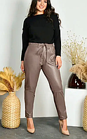 Высокие женские брюки бежевого цвета из эко кожи с коротким мехом