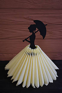 Серветниця з дерева "Дівчина із парасолькою", дерев'яна серветниця для прикраси столу. З фарбуванням.