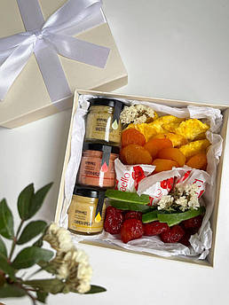 Коробка з цукерками, сухфрукти і медом на подарунок мамі, бабусі, колегі