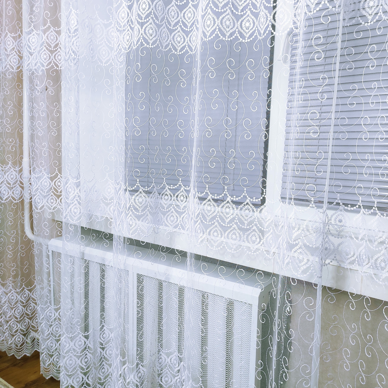 Турецький білий фатин у чотири ряди та широким низом