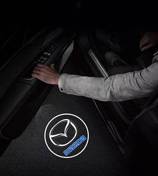 Світлодіодне підсвічування на дверях автомобіля з логотипом Mazda