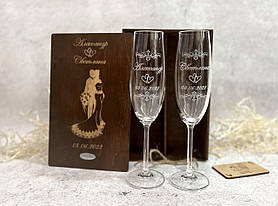 Бокали для шампанського на весілля для нареченої та нареченого з гравіюванням у дерев'яній коробці