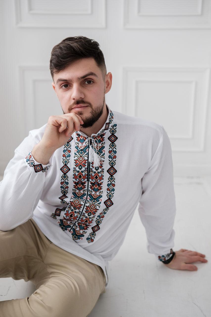 Сучасна вишиванка чоловіча біла з великим різнокольоровим орнаментом, тканина - домоткане полотно