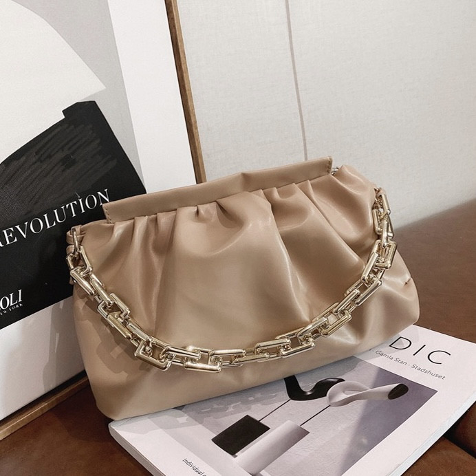 Жіноча сумка-пельмень на ремінці з пластмасовим ланцюжком бежева, фото 1