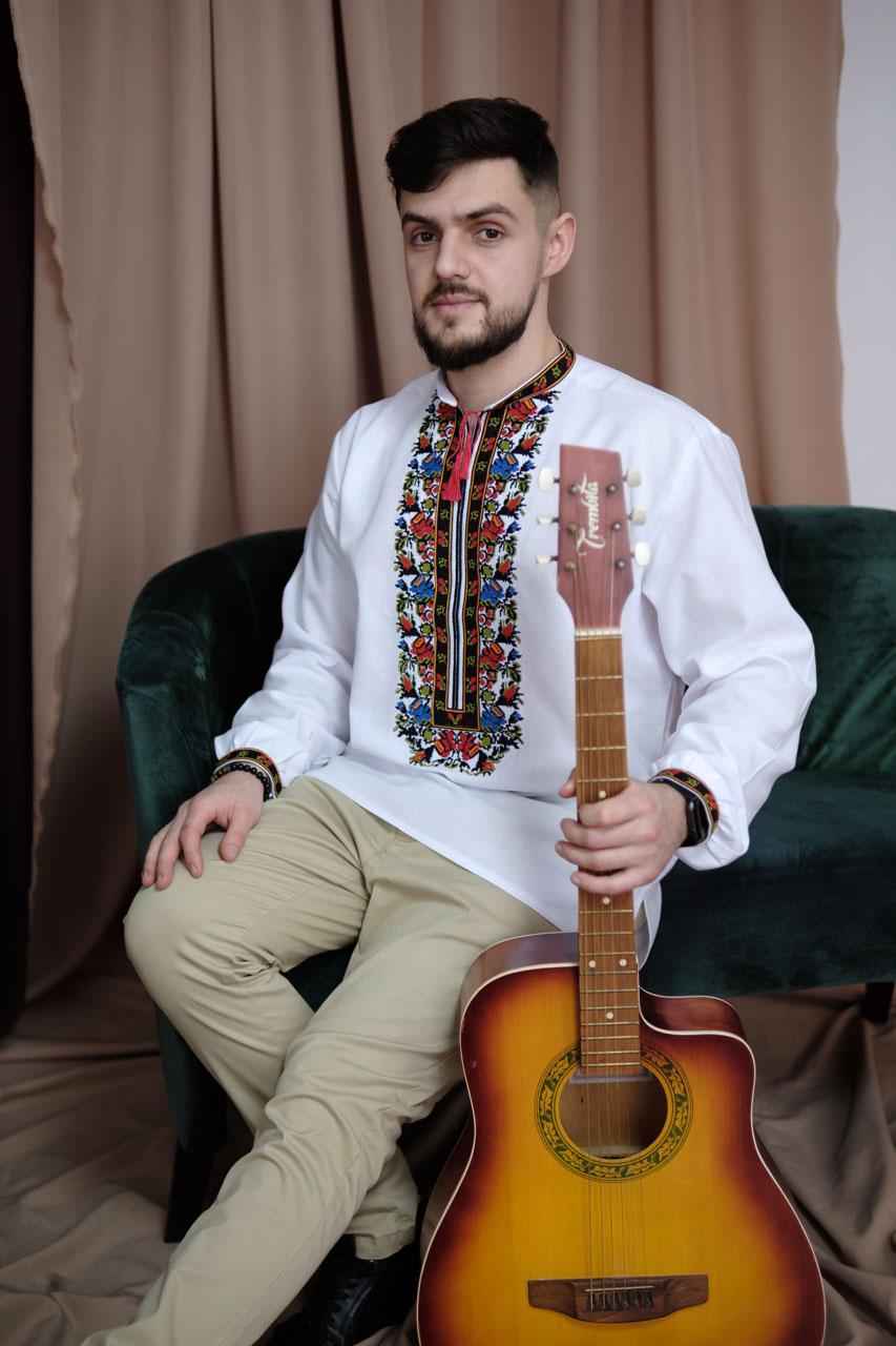 Сучасна вишиванка чоловіча біла різнокольоровим орнаментом, тканина - домоткане полотно.