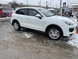 Дефлектори вікон (вітровики) з хром-накладкою PORSCHE Cayenne 2010+ HIC з хром смужкою