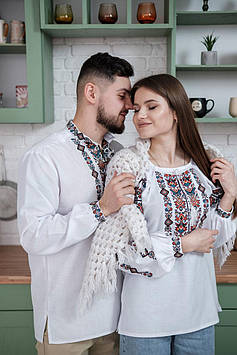 Сучасні вишиванки для пари білі з великим різнокольоровим візерунком святкові, тканина - домоткане полотно