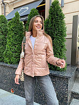 Демісезонна жіноча коротка куртка з еко-шкіри розміру норми, фото 3