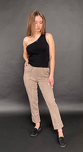 Женские демисезонные брюки с широким манжетом из замши-диагональ песочного цвета