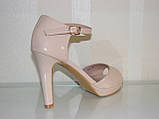 Бежеві лакові босоніжки високий тонкий каблук закрита п'ята танкетка 40, фото 3
