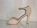 Бежеві лакові босоніжки високий тонкий каблук закрита п'ята танкетка 40, фото 2