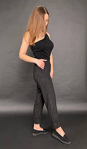 Женские демисезонные брюки с широким манжетом из замши-диагональ черного цвета
