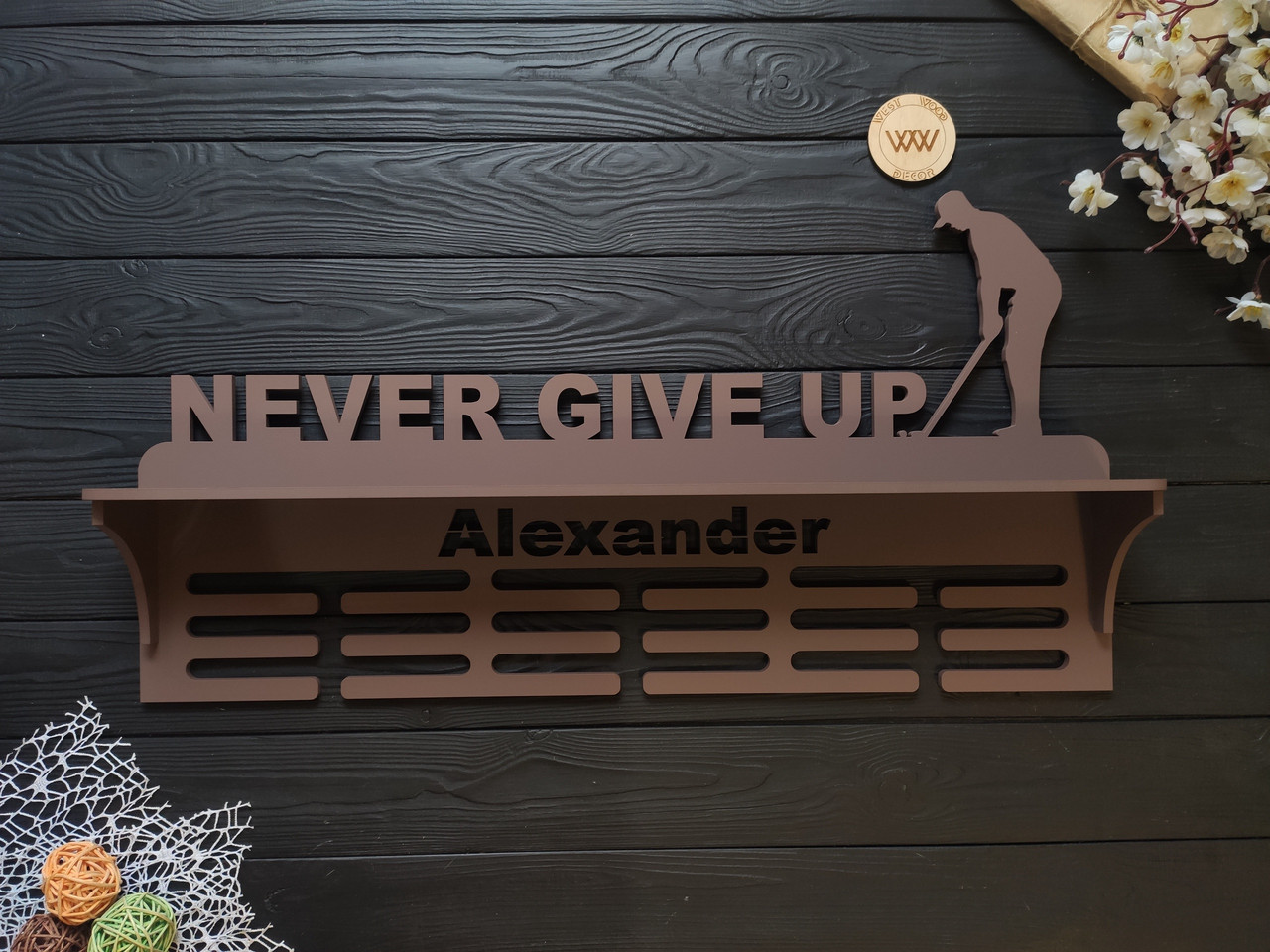 Іменна медальниця з полицею для кубків "Гольф. Never give up", з дерева, фото 1