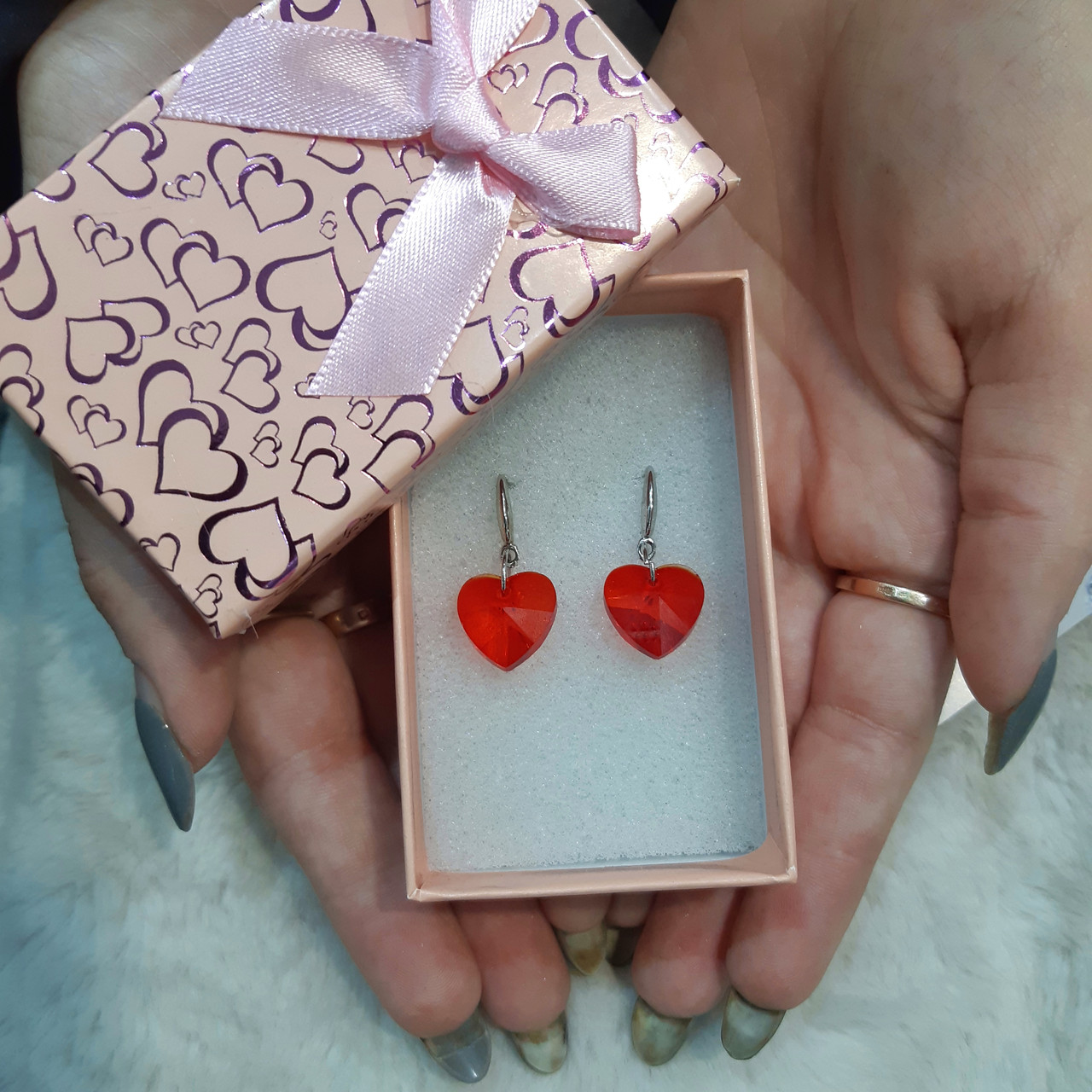 Сережки "Червоні сердечки срібло" медичний сплав і циркони - стильний подарунок дівчині в подарунковому пакованні