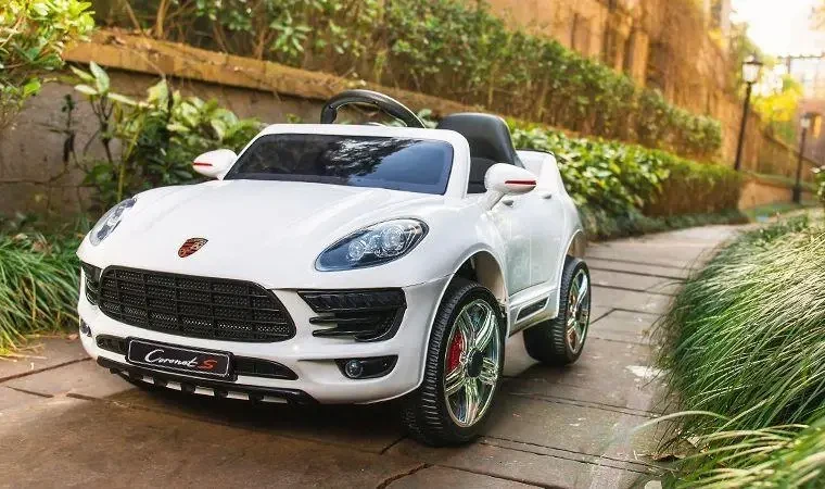 Дитячий електромобіль позашляховик Porsche Macan Bambi білий