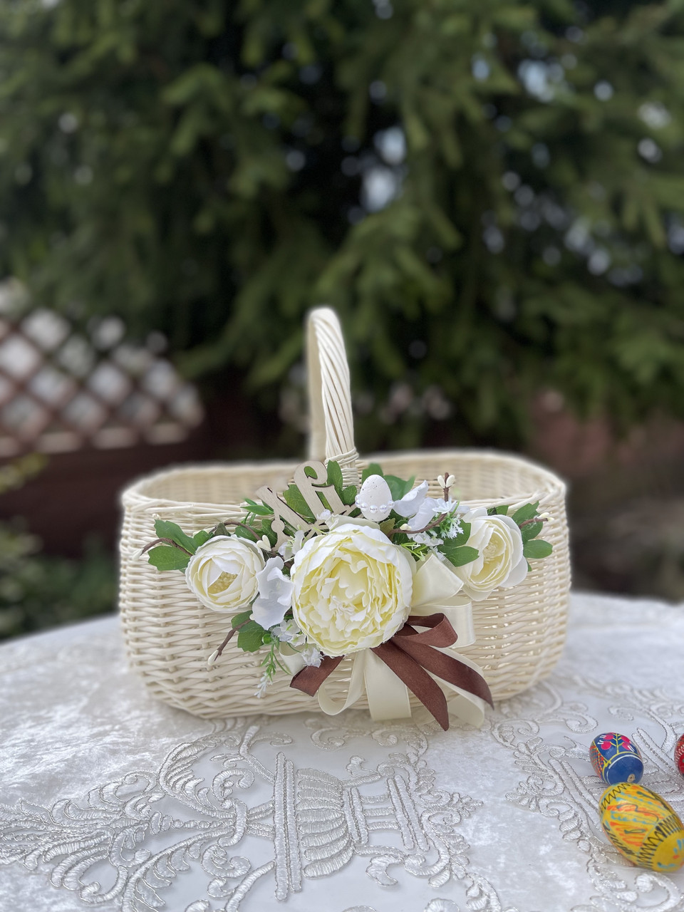 Біла корзина із декором 🌸