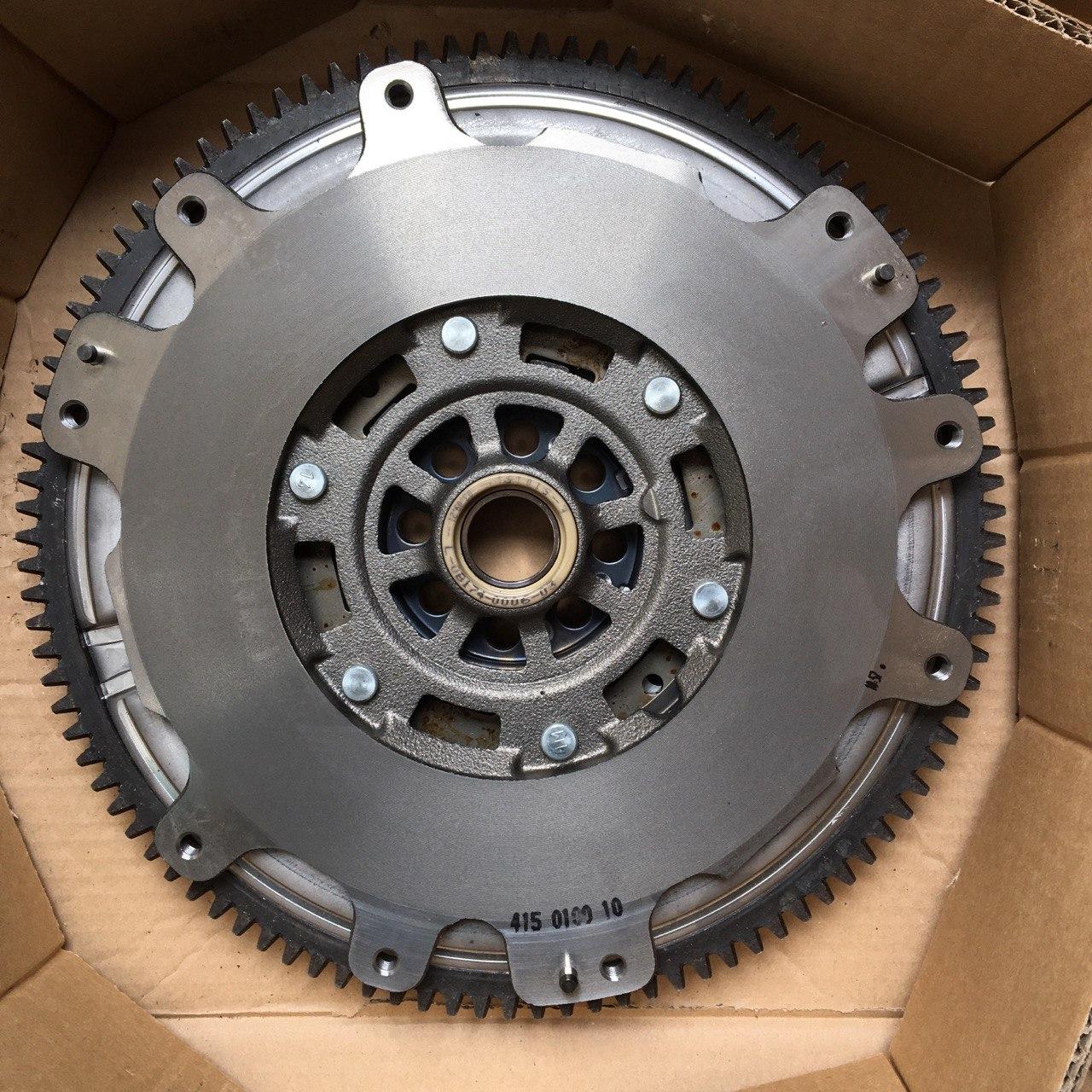 Двомасовий маховик, демпфер LUK 415010011 NISSAN PRIMERA / X-TRAIL 2,2 DI 02-