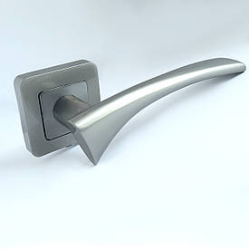 Дверна ручка на розетці 174064074 хром матовий